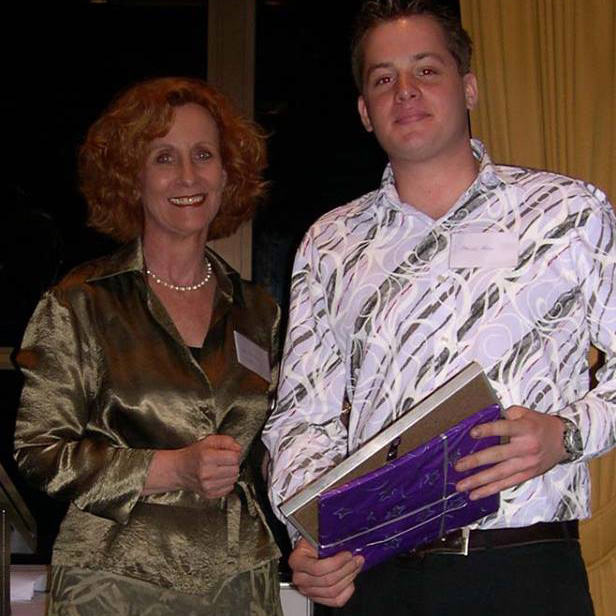 Daniel Frey mit einer Auszeichnung zum Abschluss